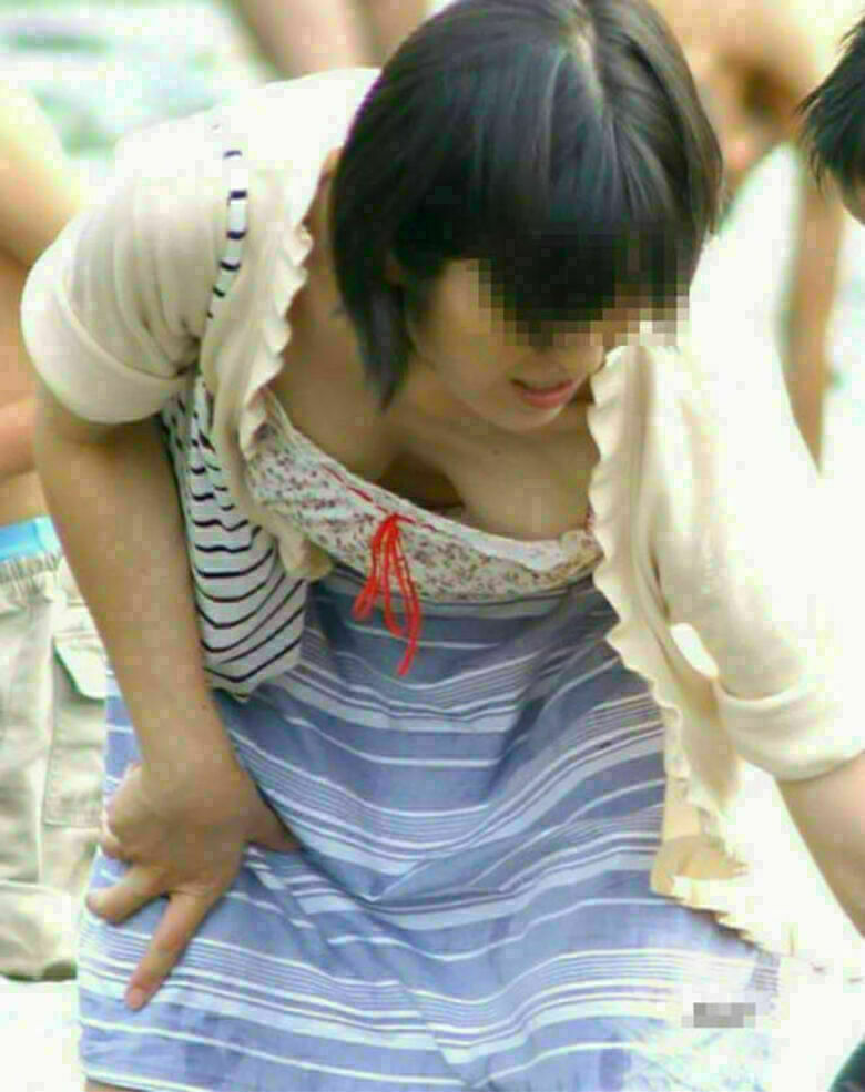 胸ちら動画像386枚!エロい胸チラ盗撮の巨乳人妻に素人JKおっぱい 乳首ポロリや谷間が抜ける!!【動画あり】293枚目