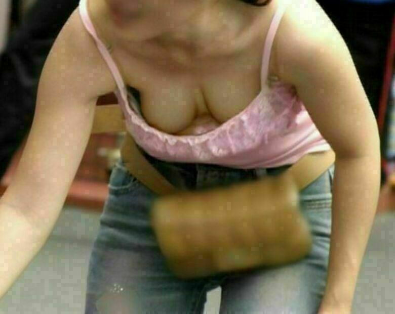 胸ちら動画像386枚!エロい胸チラ盗撮の巨乳人妻に素人JKおっぱい 乳首ポロリや谷間が抜ける!!【動画あり】294枚目