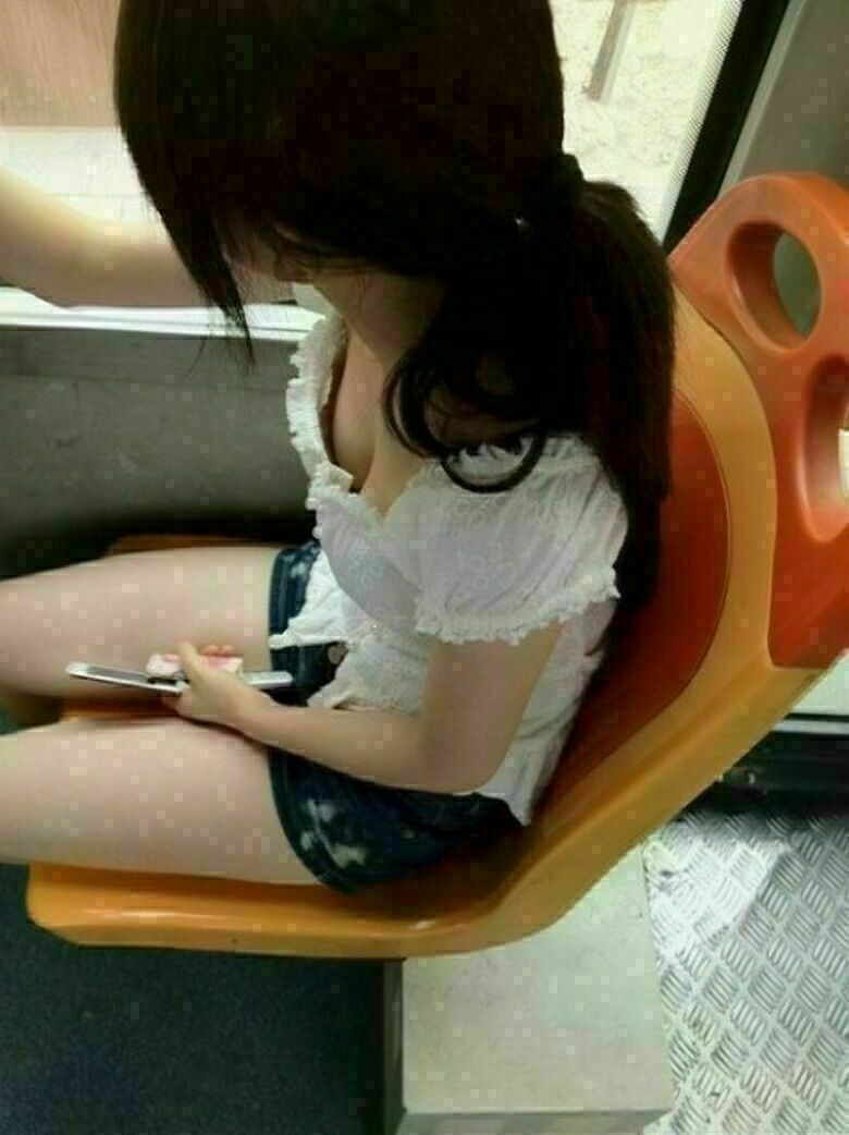 胸ちら動画像386枚!エロい胸チラ盗撮の巨乳人妻に素人JKおっぱい 乳首ポロリや谷間が抜ける!!【動画あり】297枚目