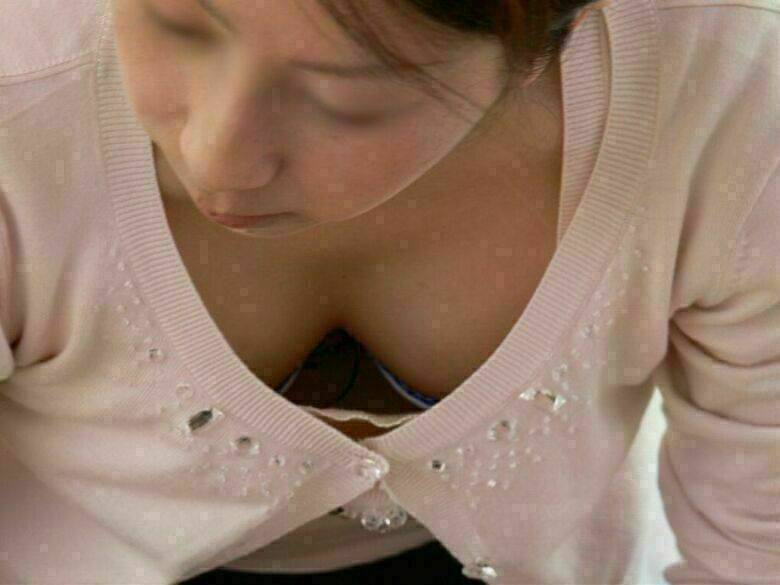 胸ちら動画像386枚!エロい胸チラ盗撮の巨乳人妻に素人JKおっぱい 乳首ポロリや谷間が抜ける!!【動画あり】298枚目