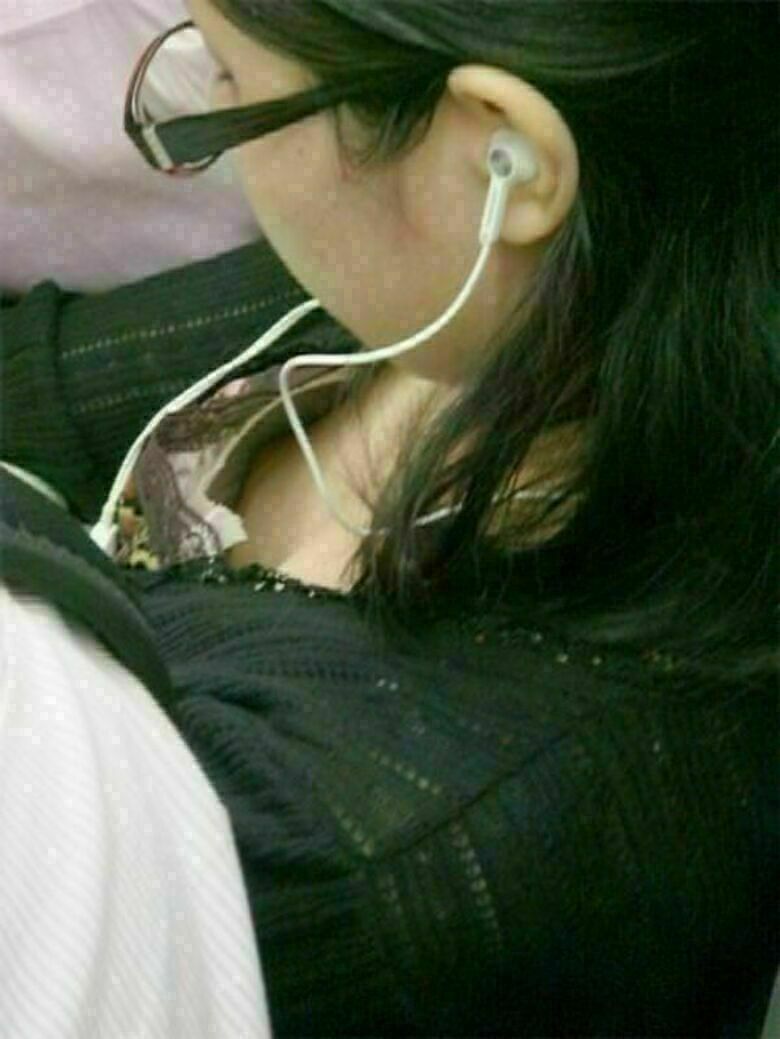 胸ちら動画像386枚!エロい胸チラ盗撮の巨乳人妻に素人JKおっぱい 乳首ポロリや谷間が抜ける!!【動画あり】299枚目