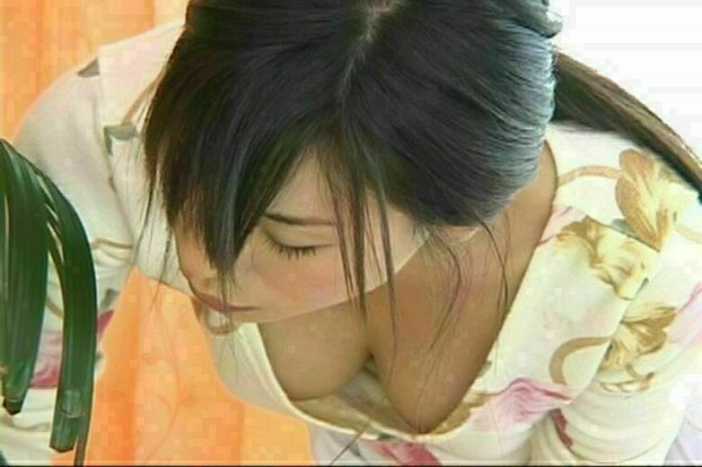 胸ちら動画像386枚!エロい胸チラ盗撮の巨乳人妻に素人JKおっぱい 乳首ポロリや谷間が抜ける!!【動画あり】305枚目