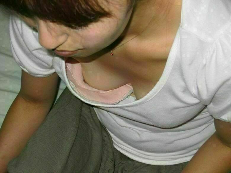 胸ちら動画像386枚!エロい胸チラ盗撮の巨乳人妻に素人JKおっぱい 乳首ポロリや谷間が抜ける!!【動画あり】306枚目