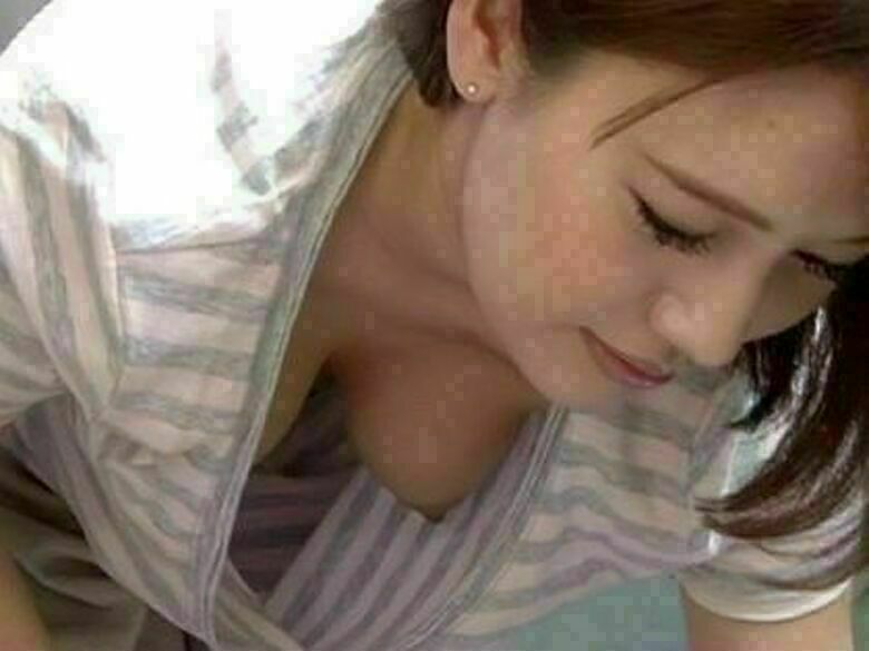 胸ちら動画像386枚!エロい胸チラ盗撮の巨乳人妻に素人JKおっぱい 乳首ポロリや谷間が抜ける!!【動画あり】308枚目