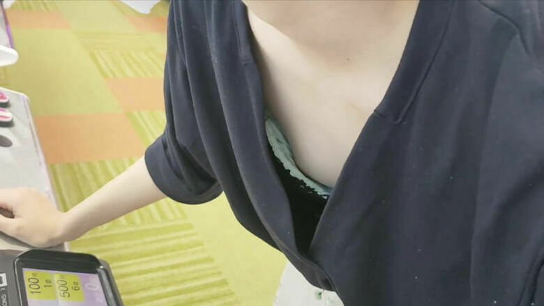 胸ちら動画像386枚!エロい胸チラ盗撮の巨乳人妻に素人JKおっぱい 乳首ポロリや谷間が抜ける!!【動画あり】315枚目