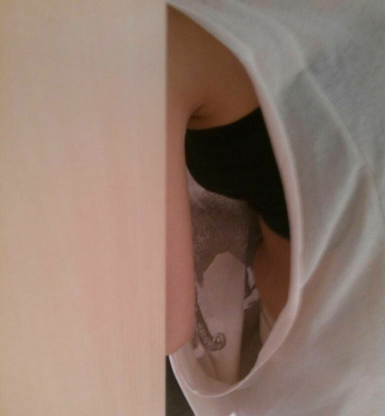 胸ちら動画像386枚!エロい胸チラ盗撮の巨乳人妻に素人JKおっぱい 乳首ポロリや谷間が抜ける!!【動画あり】330枚目