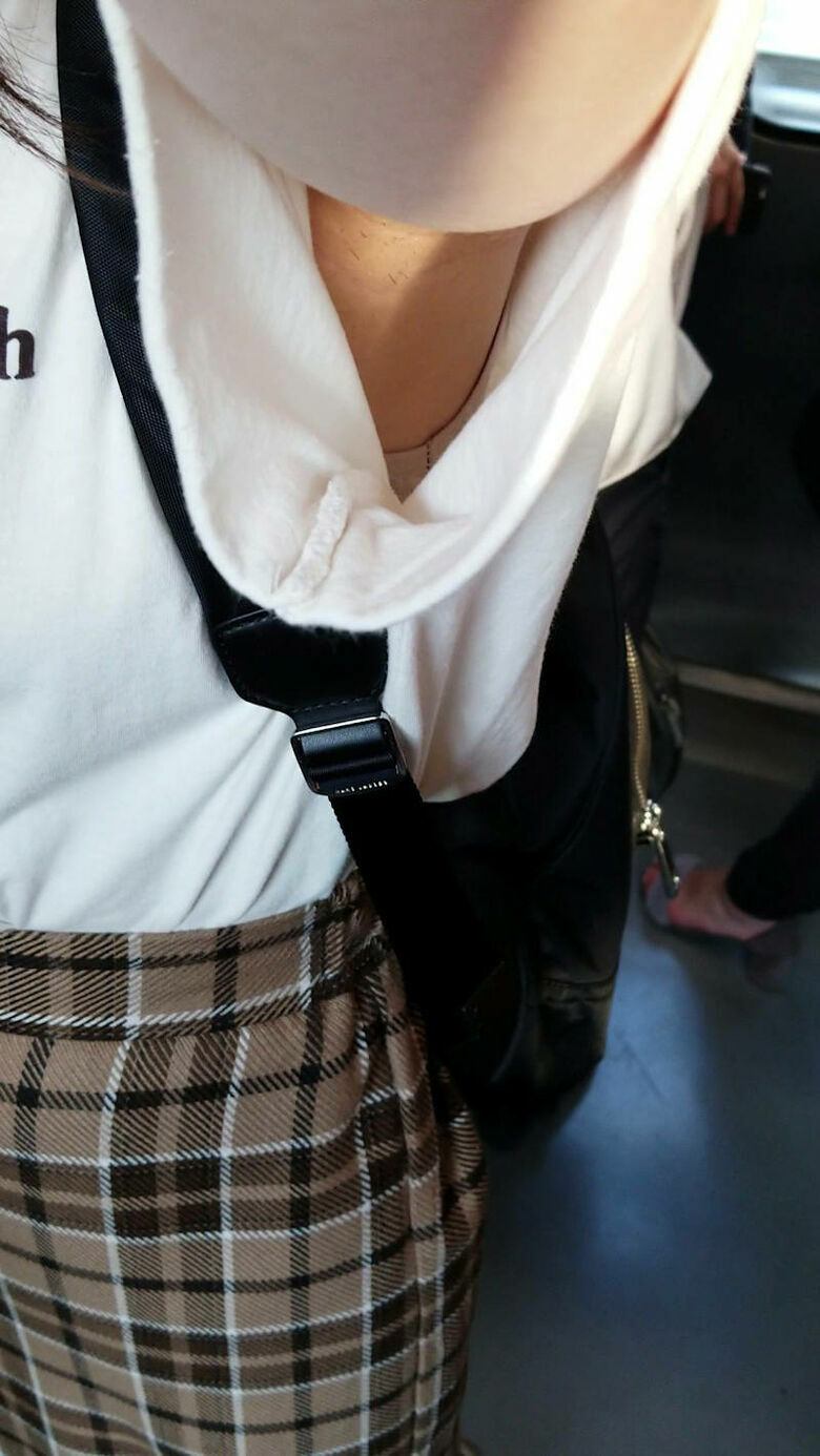 胸ちら動画像386枚!エロい胸チラ盗撮の巨乳人妻に素人JKおっぱい 乳首ポロリや谷間が抜ける!!【動画あり】347枚目