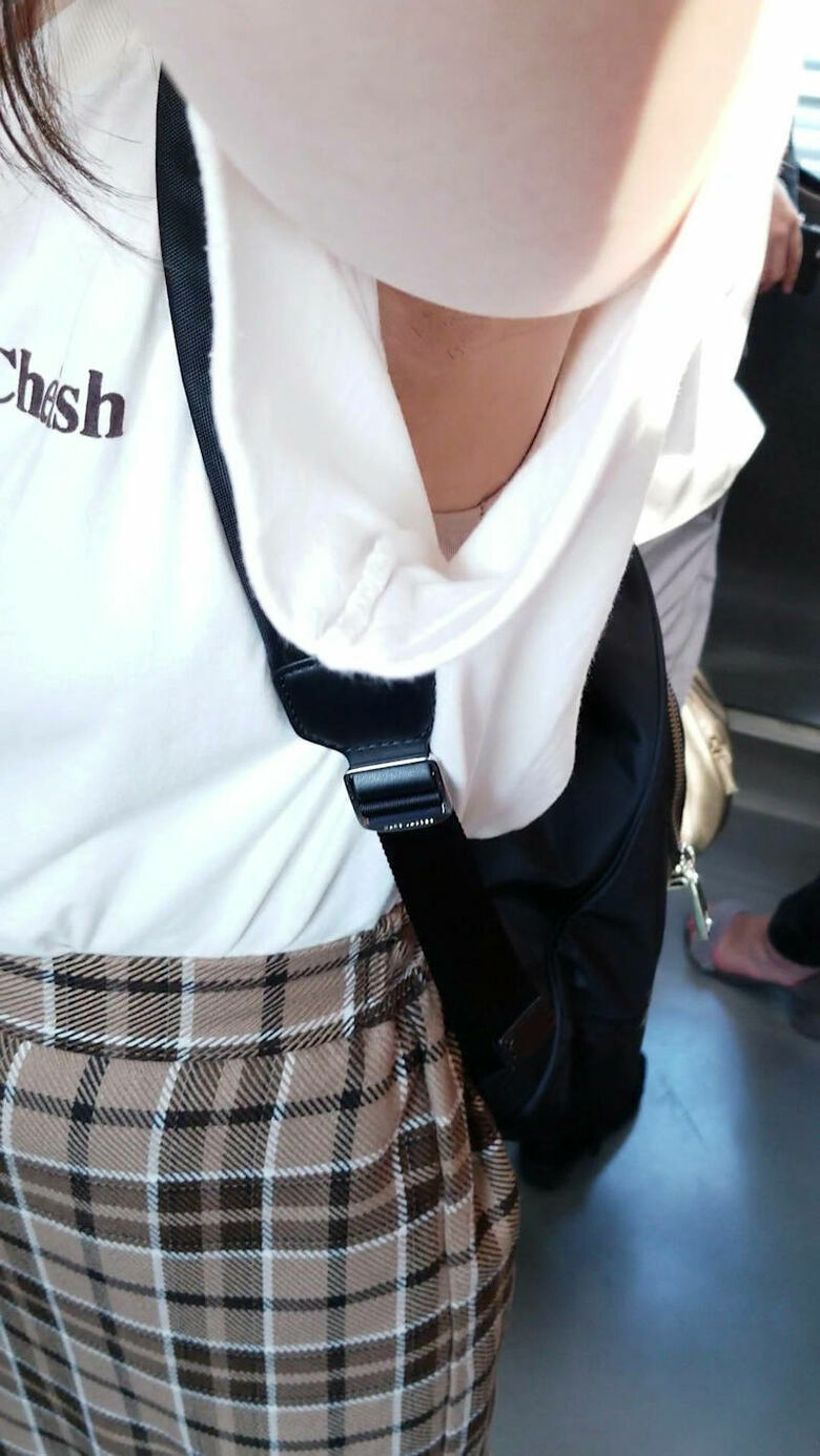胸ちら動画像386枚!エロい胸チラ盗撮の巨乳人妻に素人JKおっぱい 乳首ポロリや谷間が抜ける!!【動画あり】348枚目
