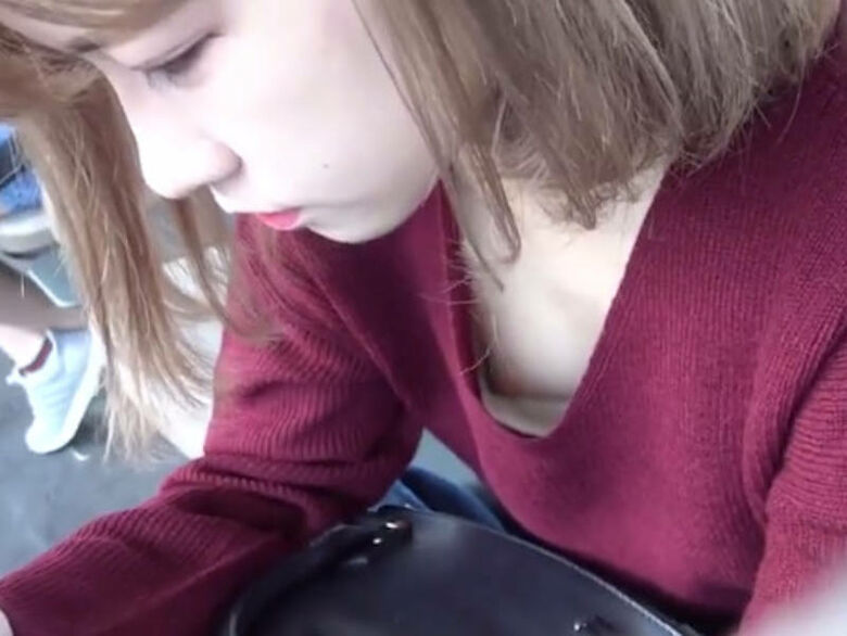 胸ちら動画像386枚!エロい胸チラ盗撮の巨乳人妻に素人JKおっぱい 乳首ポロリや谷間が抜ける!!【動画あり】358枚目