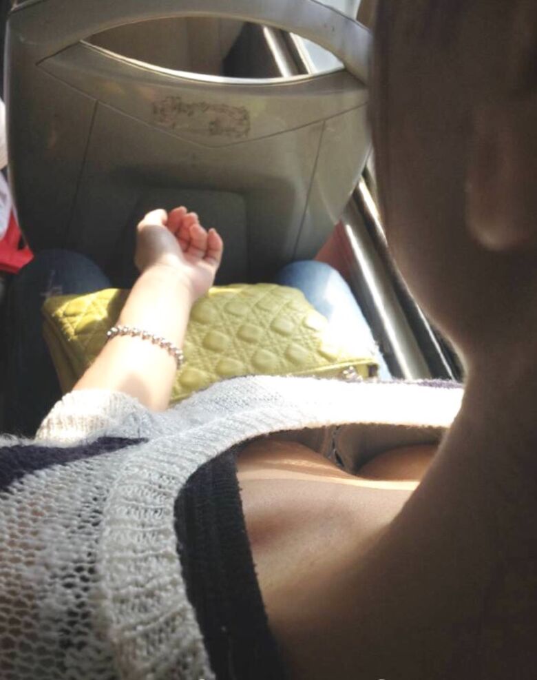 胸ちら動画像386枚!エロい胸チラ盗撮の巨乳人妻に素人JKおっぱい 乳首ポロリや谷間が抜ける!!【動画あり】372枚目