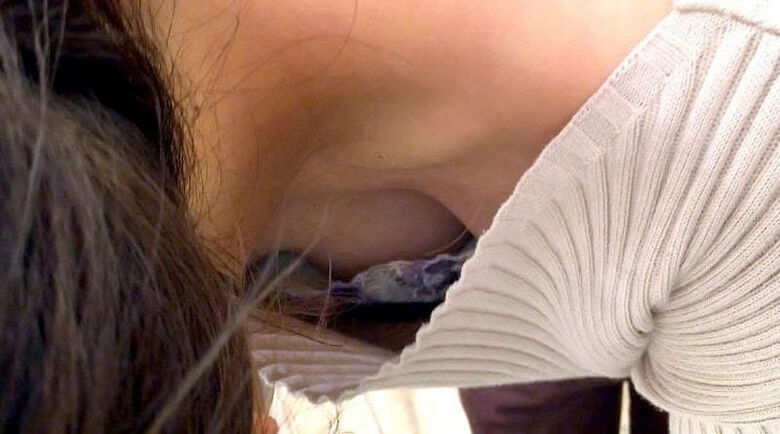 胸ちら動画像386枚!エロい胸チラ盗撮の巨乳人妻に素人JKおっぱい 乳首ポロリや谷間が抜ける!!【動画あり】378枚目
