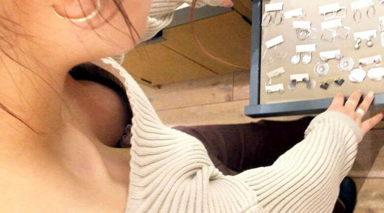胸ちら動画像386枚!エロい胸チラ盗撮の巨乳人妻に素人JKおっぱい 乳首ポロリや谷間が抜ける!!【動画あり】379枚目