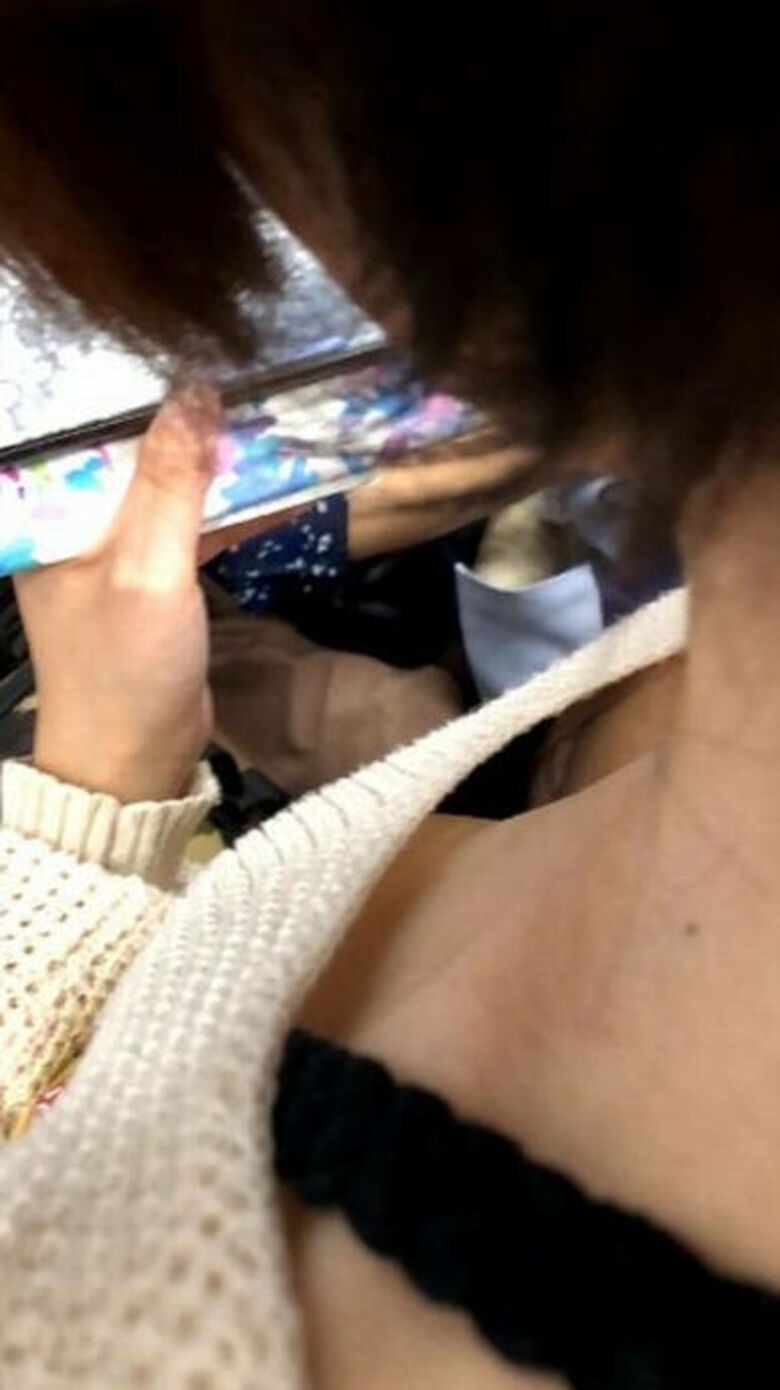 胸ちら動画像386枚!エロい胸チラ盗撮の巨乳人妻に素人JKおっぱい 乳首ポロリや谷間が抜ける!!【動画あり】385枚目