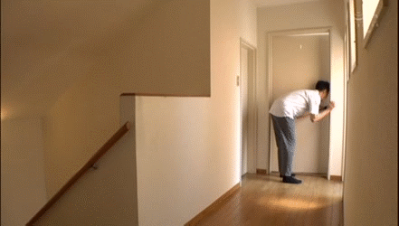 トイレが使えず庭でおしっこしていたらバレてセックスしているエロGIF画像23枚001枚目