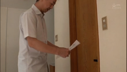 トイレが使えず庭でおしっこしていたらバレてセックスしているエロGIF画像23枚004枚目