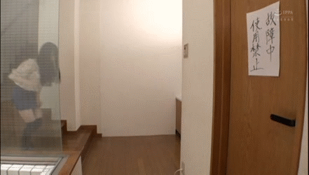 トイレが使えず庭でおしっこしていたらバレてセックスしているエロGIF画像23枚006枚目