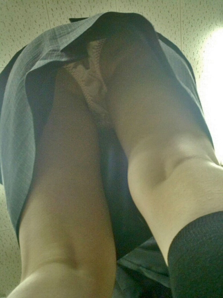 パンチラが抜ける逆さ撮り盗撮エロ動画像Vol.50_071枚目