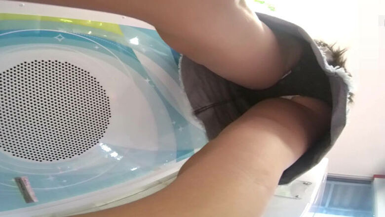 パンチラが抜ける逆さ撮り盗撮エロ動画像Vol.51_017枚目