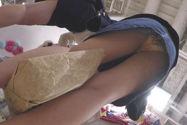 パンチラが抜ける逆さ撮り盗撮エロ動画像Vol.51_027枚目