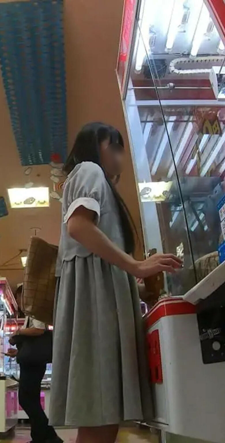 クレーンゲームの逆さ撮りパンチラが抜ける盗撮エロ画像59枚025枚目