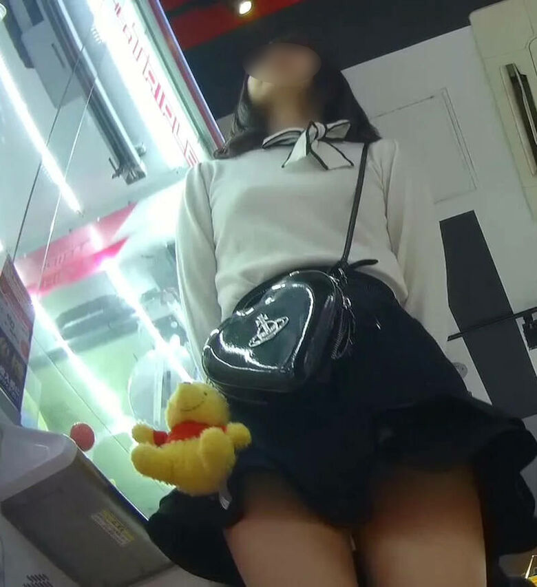 クレーンゲームの逆さ撮りパンチラが抜ける盗撮エロ画像59枚037枚目