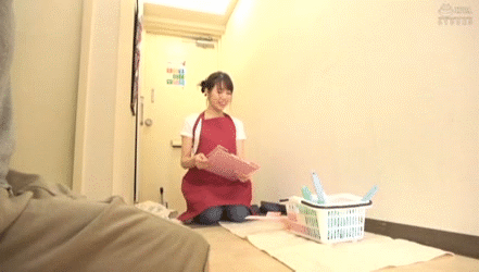 家事代行おばさん GIF画像!性欲大爆発♡チンポを狩りにかかってるぜ!!001枚目