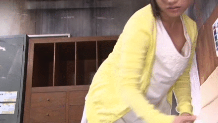 ノーブラ主婦 エロGIF画像18枚！掃除中に胸チラアピールするエッチな奥さん 性欲たまりすぎで大開放♪001枚目