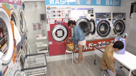 コインランドリー エロGIF動画像18枚！パンチラしたまま寝ている女性やランドリー内のセックスが抜ける!!001枚目