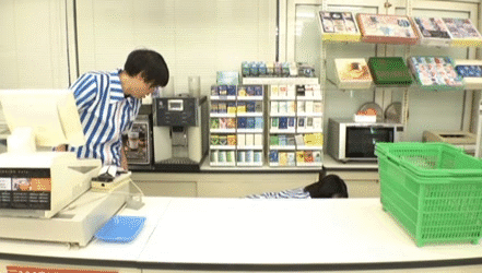 コンビニ店員 エロGIF画像21枚！仕事中にムラムラして同僚とセックスしている変態女をまとめてみた!!007枚目