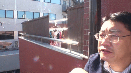 ノーブラ主婦 エロGIF画像16枚!近隣に住んでるお姉さんの谷間から見える巨乳おっぱい 乳首が抜ける!!001枚目