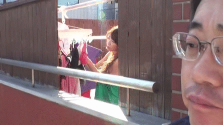 ノーブラ主婦 エロGIF画像16枚!近隣に住んでるお姉さんの谷間から見える巨乳おっぱい 乳首が抜ける!!002枚目