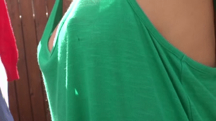 ノーブラ主婦 エロGIF画像16枚!近隣に住んでるお姉さんの谷間から見える巨乳おっぱい 乳首が抜ける!!004枚目