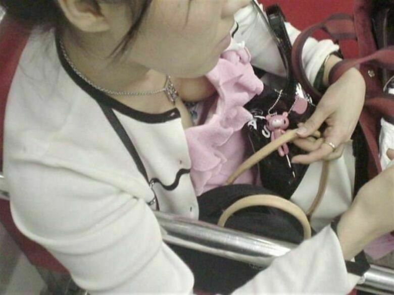 人妻 盗撮エロ画像!流出パンチラ・胸チラ美乳おっぱい♡抜ける隠し撮りまとめてみたぜ!!072