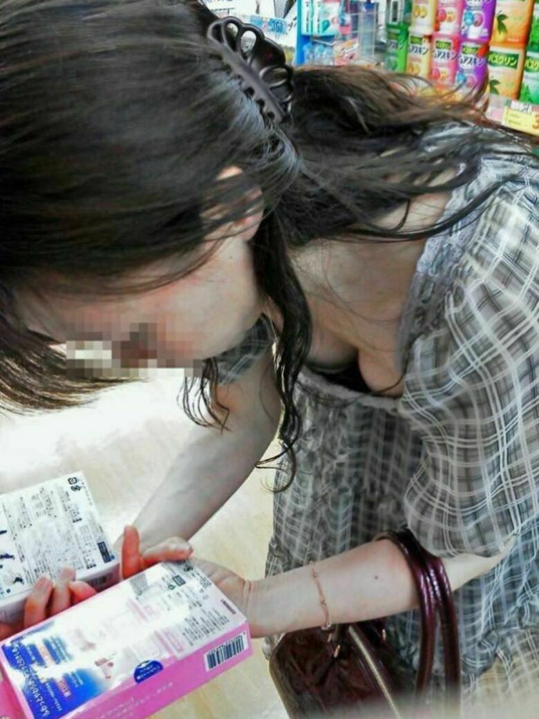 人妻 盗撮エロ画像!流出パンチラ・胸チラ美乳おっぱい♡抜ける隠し撮りまとめてみたぜ!!095