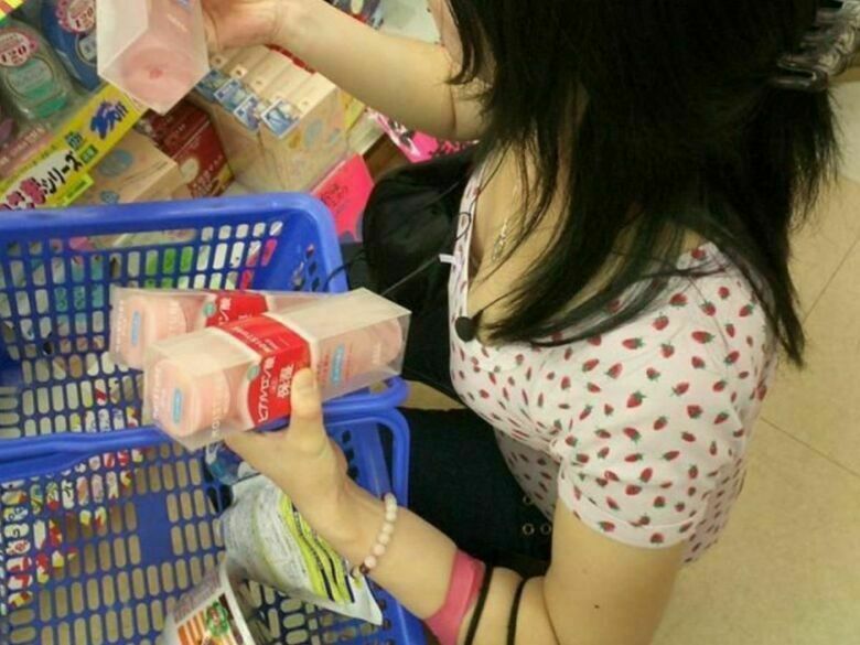 人妻 盗撮エロ画像!流出パンチラ・胸チラ美乳おっぱい♡抜ける隠し撮りまとめてみたぜ!!101