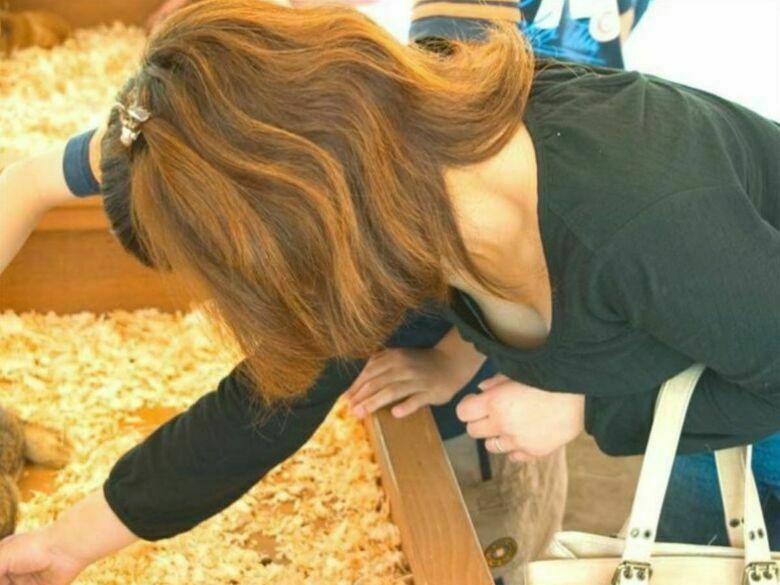 人妻 盗撮エロ画像!流出パンチラ・胸チラ美乳おっぱい♡抜ける隠し撮りまとめてみたぜ!!114