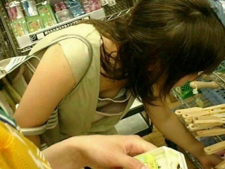 人妻 盗撮エロ画像!流出パンチラ・胸チラ美乳おっぱい♡抜ける隠し撮りまとめてみたぜ!!131