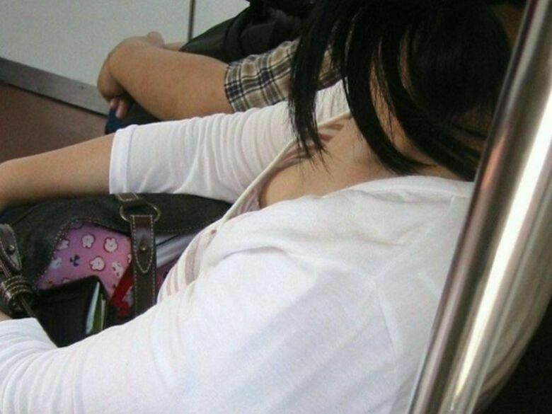 人妻 盗撮エロ画像!流出パンチラ・胸チラ美乳おっぱい♡抜ける隠し撮りまとめてみたぜ!!143