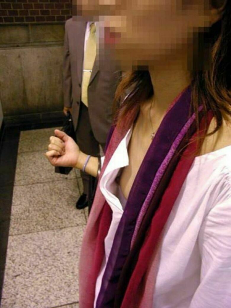 人妻 盗撮エロ画像!流出パンチラ・胸チラ美乳おっぱい♡抜ける隠し撮りまとめてみたぜ!!170