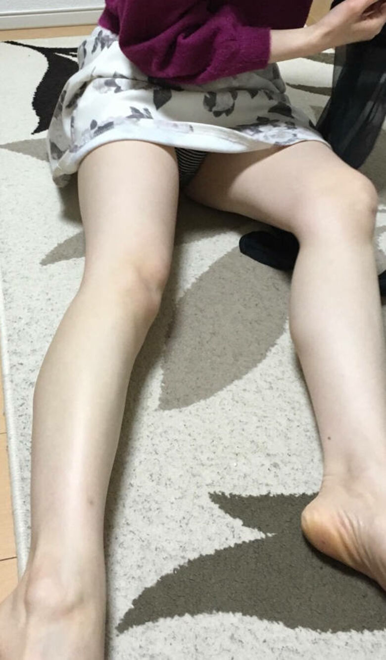 人妻 パンチラ画像だぜ!家庭内で見えてるパンツに大興奮♡人様のだと思うとシコシコがはかどるよ!!032