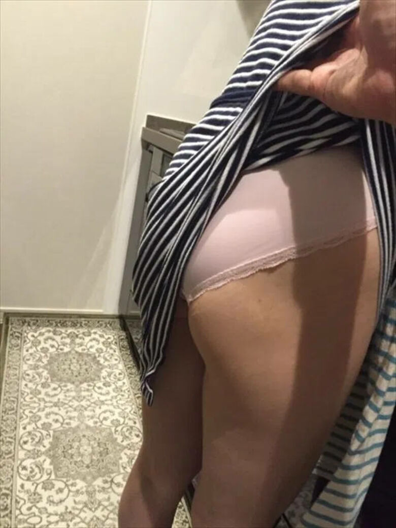 人妻 パンチラ画像だぜ!家庭内で見えてるパンツに大興奮♡人様のだと思うとシコシコがはかどるよ!!035