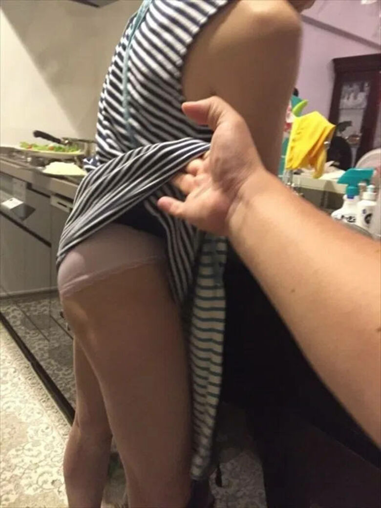 人妻 パンチラ画像だぜ!家庭内で見えてるパンツに大興奮♡人様のだと思うとシコシコがはかどるよ!!036