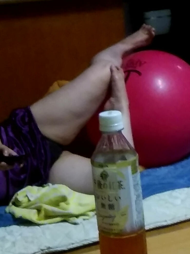 人妻 パンチラ画像だぜ!家庭内で見えてるパンツに大興奮♡人様のだと思うとシコシコがはかどるよ!!037