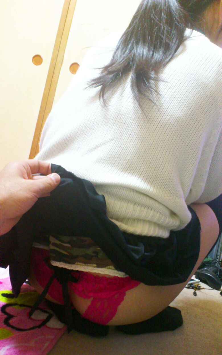 人妻 パンチラ画像だぜ!家庭内で見えてるパンツに大興奮♡人様のだと思うとシコシコがはかどるよ!!041