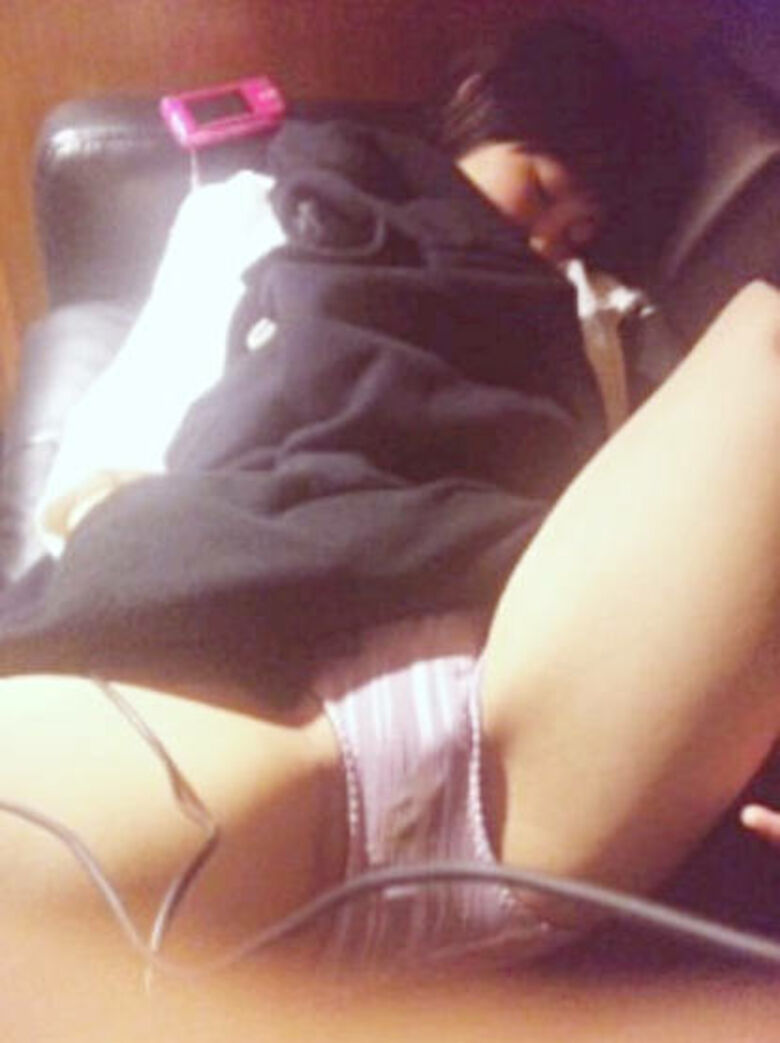 人妻 パンチラ画像だぜ!家庭内で見えてるパンツに大興奮♡人様のだと思うとシコシコがはかどるよ!!043