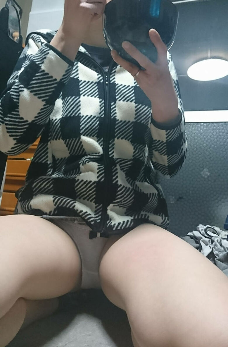 人妻 パンチラ画像だぜ!家庭内で見えてるパンツに大興奮♡人様のだと思うとシコシコがはかどるよ!!053