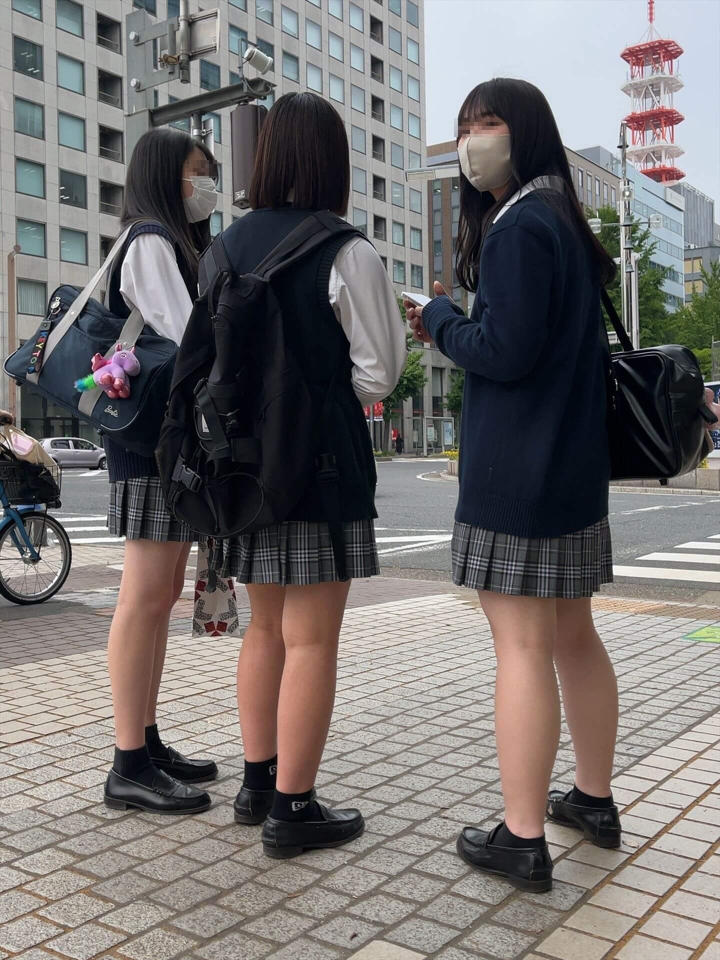 街中で眼福♡JKの太ももや生足に目がいっちゃう画像っす！マスクしてるのがまたリアルだなｗ001