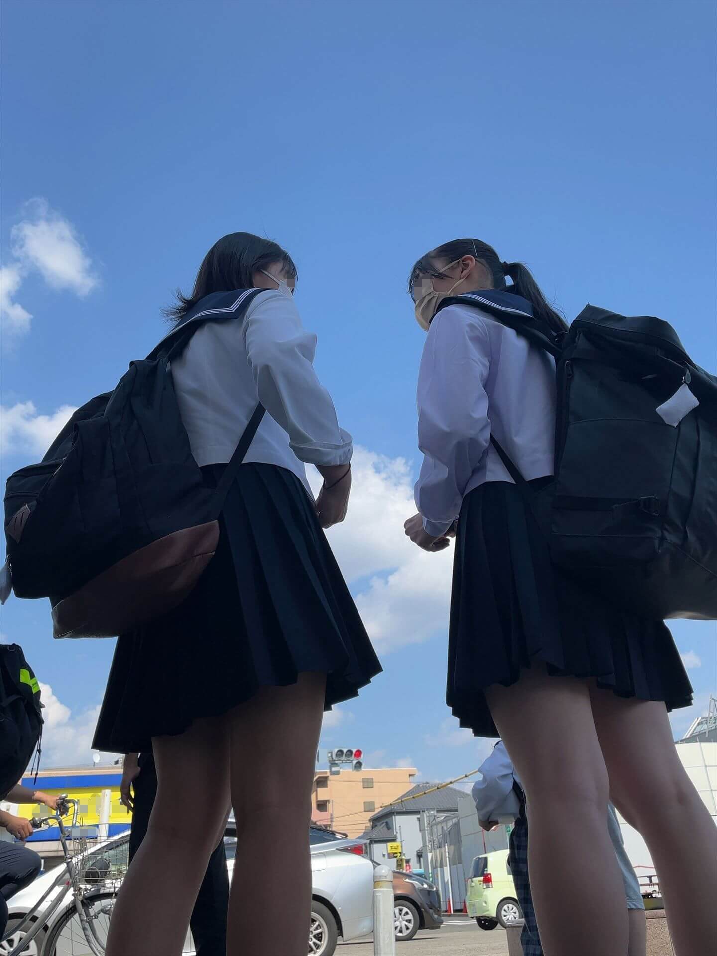 街中で眼福♡JKの太ももや生足に目がいっちゃう画像っす！マスクしてるのがまたリアルだなｗ003