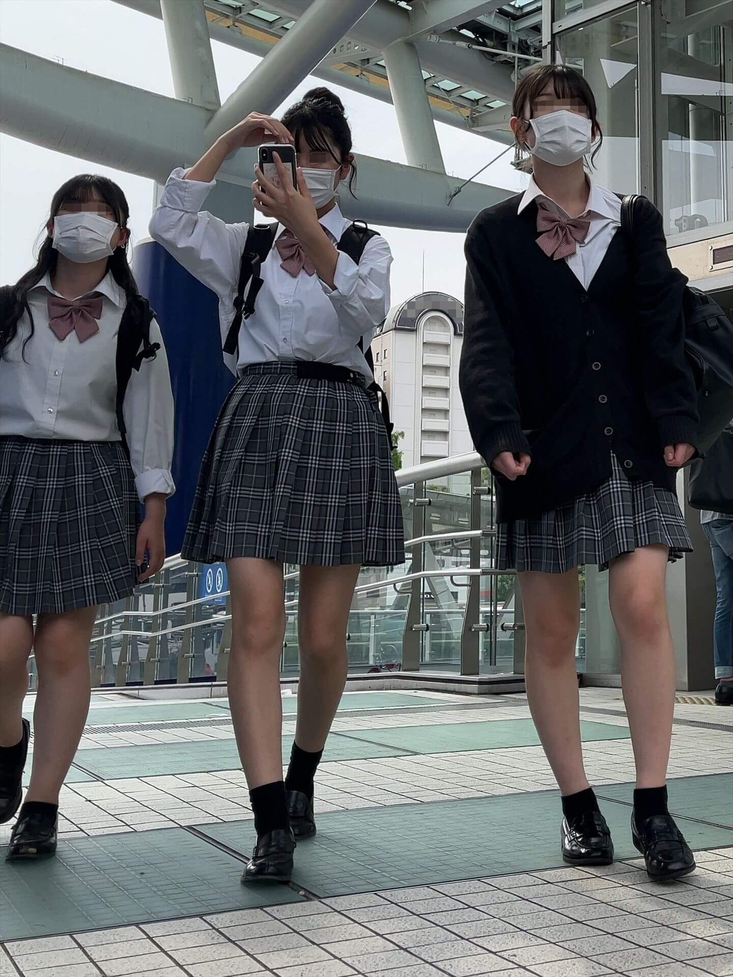 街中で眼福♡JKの太ももや生足に目がいっちゃう画像っす！マスクしてるのがまたリアルだなｗ004