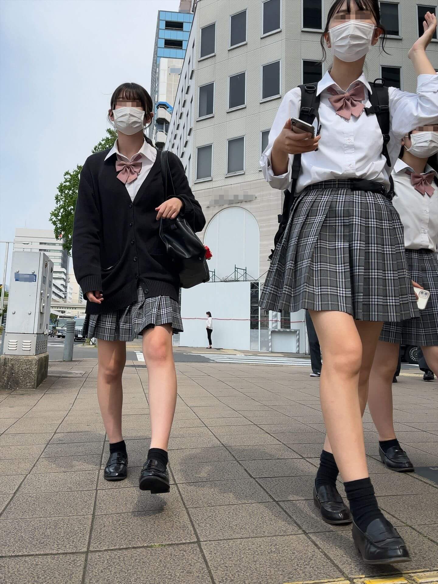 街中で眼福♡JKの太ももや生足に目がいっちゃう画像っす！マスクしてるのがまたリアルだなｗ005